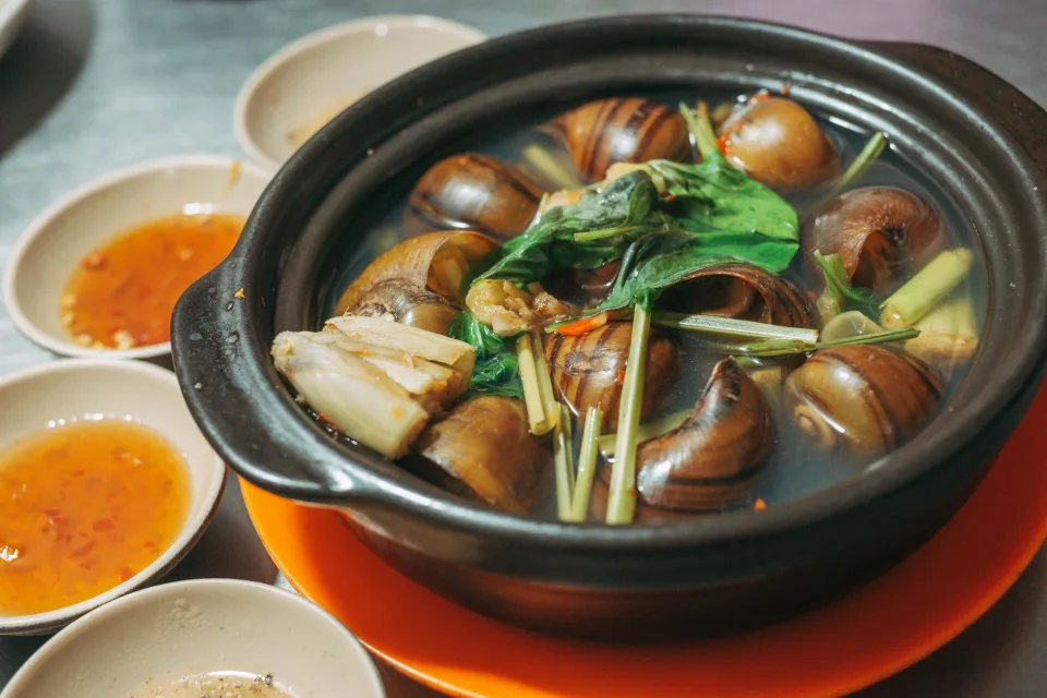 Bàn ăn tại Ba Kim